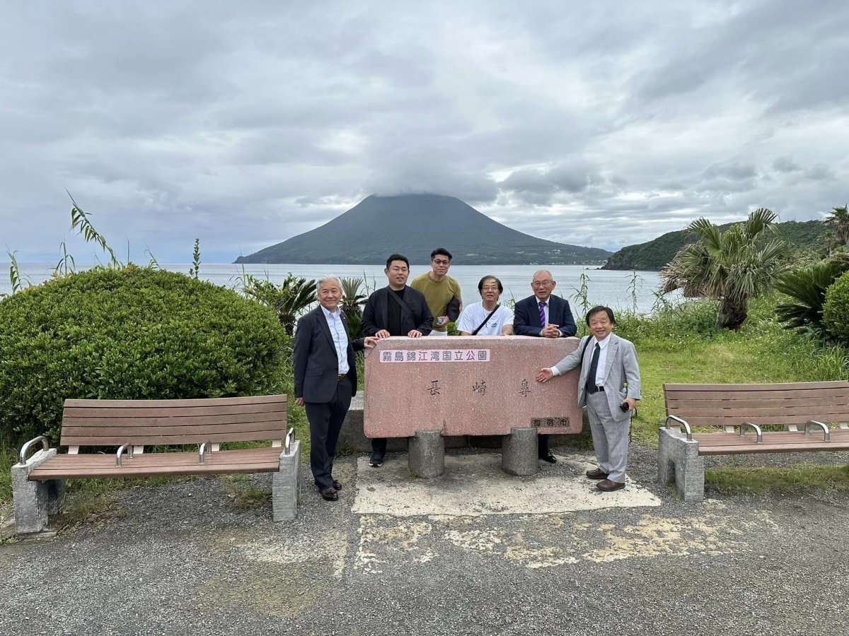 開聞岳を臨んで